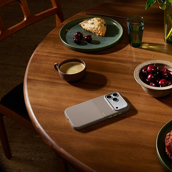 Beats iPhone 17 Pro Max Rugged Case mit MagSafe und Kamerasteuerung, Alpengrau, MGJA4LL/A