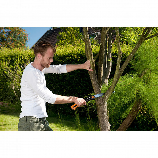 [AI generated title] Fiskars Xtract Sw75 Handsav 3-I-1 Funktion Ergonomisk Design